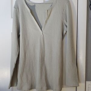 Pullover V-neck Cozy sweater size medium